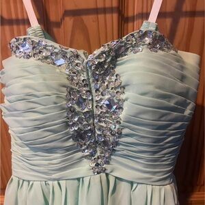 Elegant Mint Green Dress with Rhinestone Embellishments